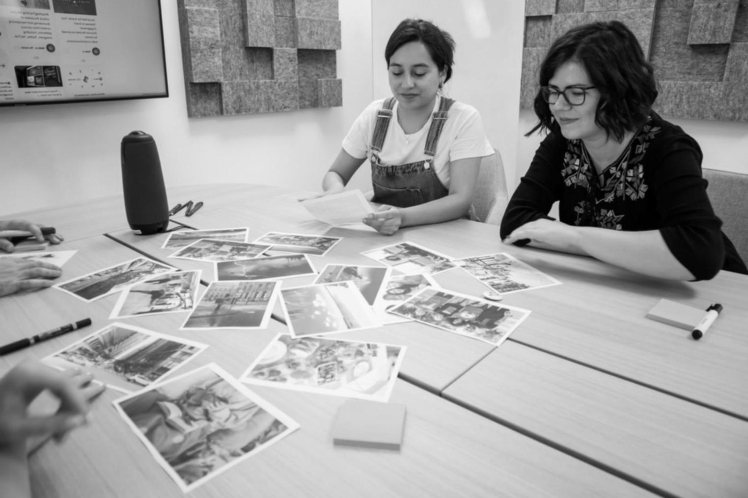 Équipe olinthavera travaillant sur des stratégies financières personnalisées