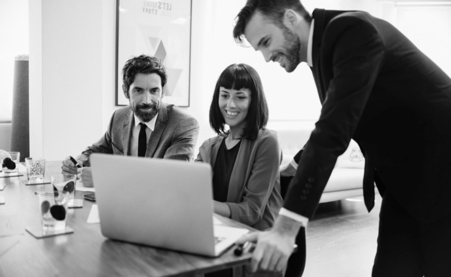 Discussion professionnelle entre conseillers et clients